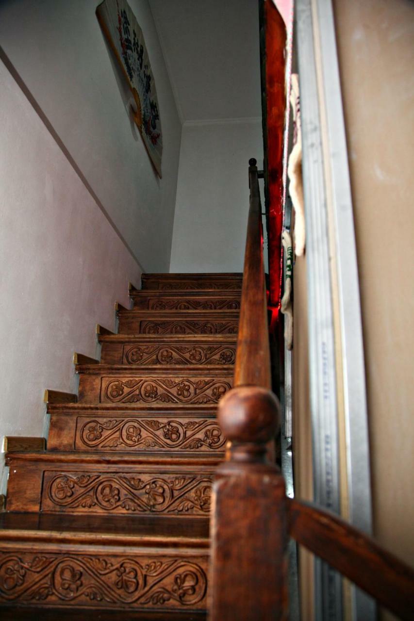 Guesthouse Different Tbilisi ภายนอก รูปภาพ